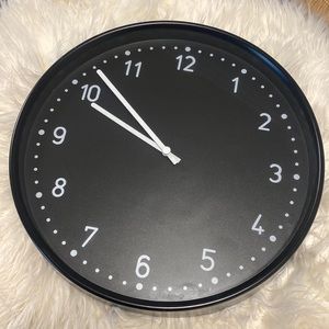 Black Circle Clock